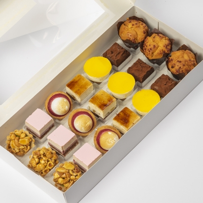 high tea box: Notentaartje zeezout, kastanje framboos, meringe framboos, peer brownie, lemon cheescake, brownie, muffin appel kaneel