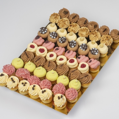 Petit four: crème hazelnoten, mokka, vanilla, pistache, chocolade, framboos Petit four: crème hazelnoten, mokka, vanilla, pistache, chocolade, framboos