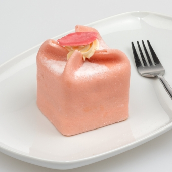 kasteeltje van rosé marsepein met zachte crème, met een laagje rood fruit